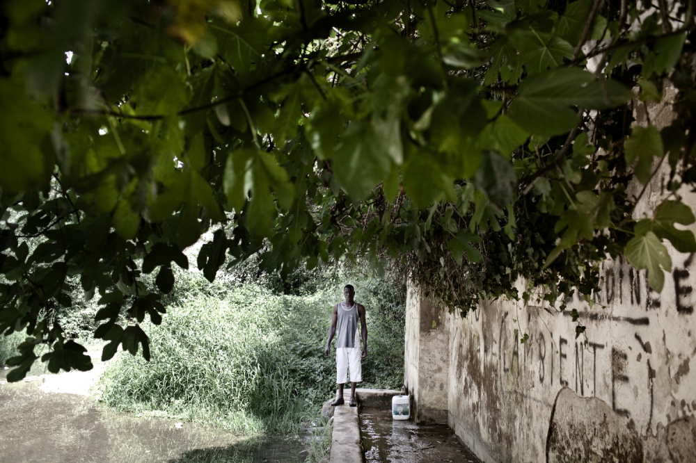 Art and Documentary Photography - Loading AlessandroPenso_MigrantWorkers04.JPG