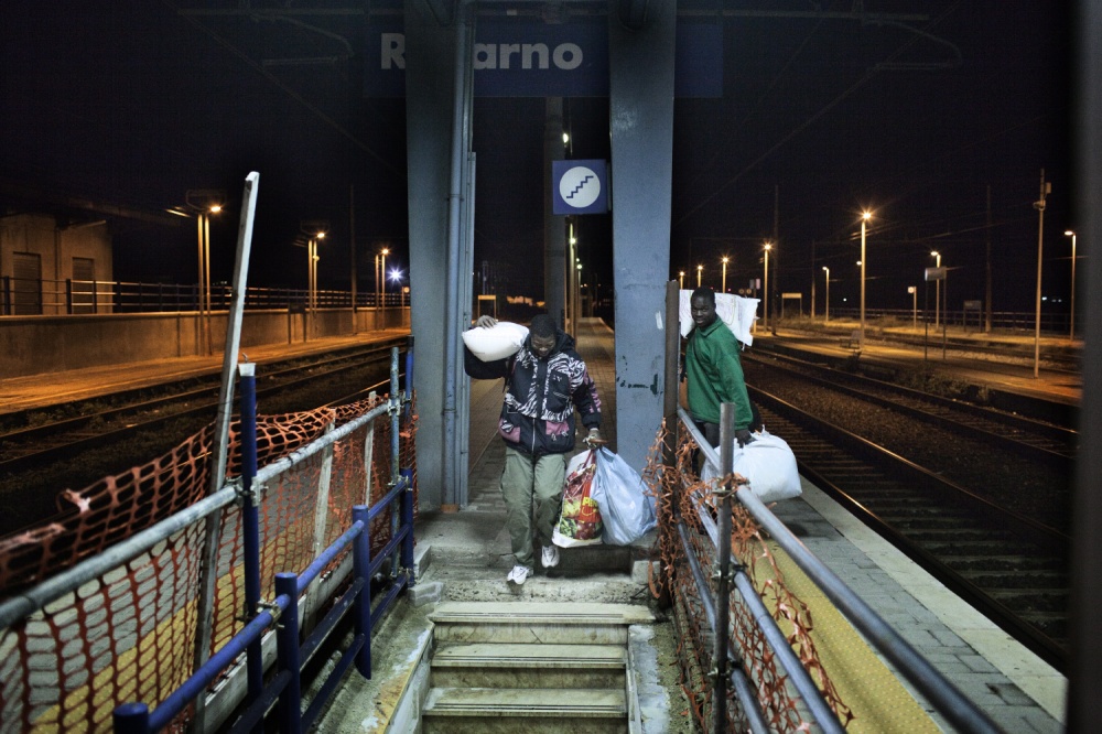 Art and Documentary Photography - Loading AlessandroPenso_MigrantWorkers32.JPG