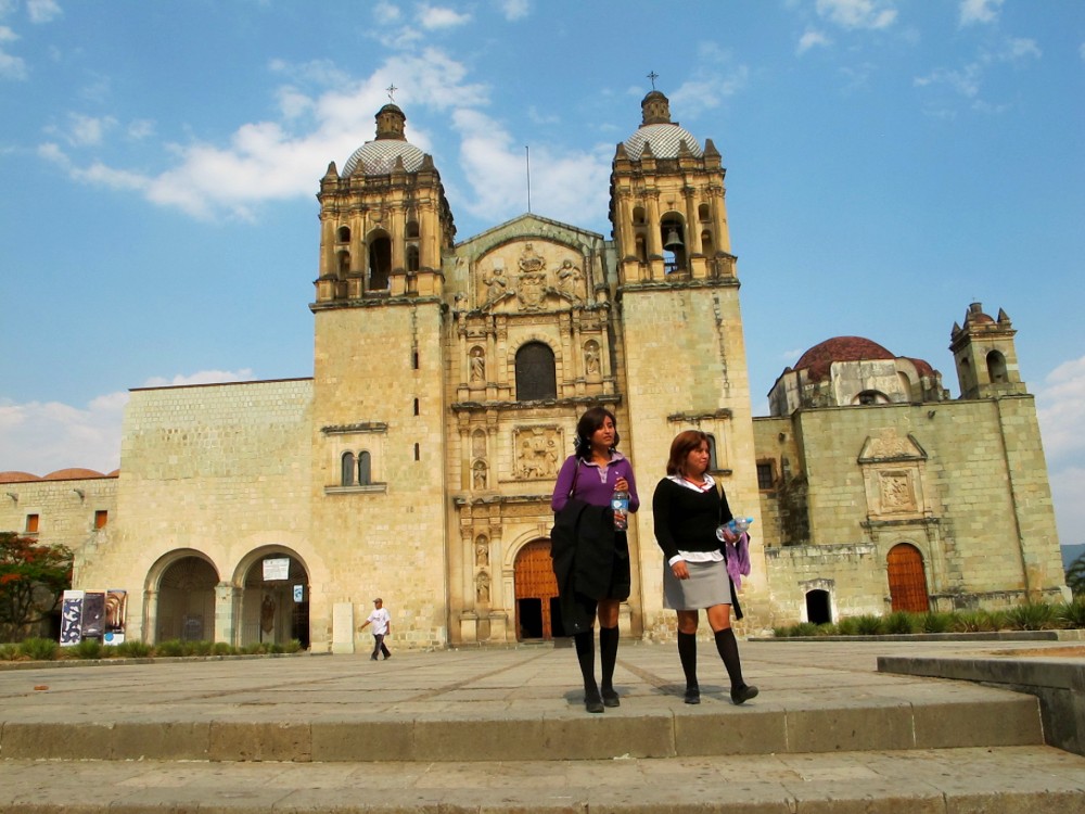 Art and Documentary Photography - Loading Ruby y Gema caminan, de espaldas la iglesia de Santo Domingo..egg