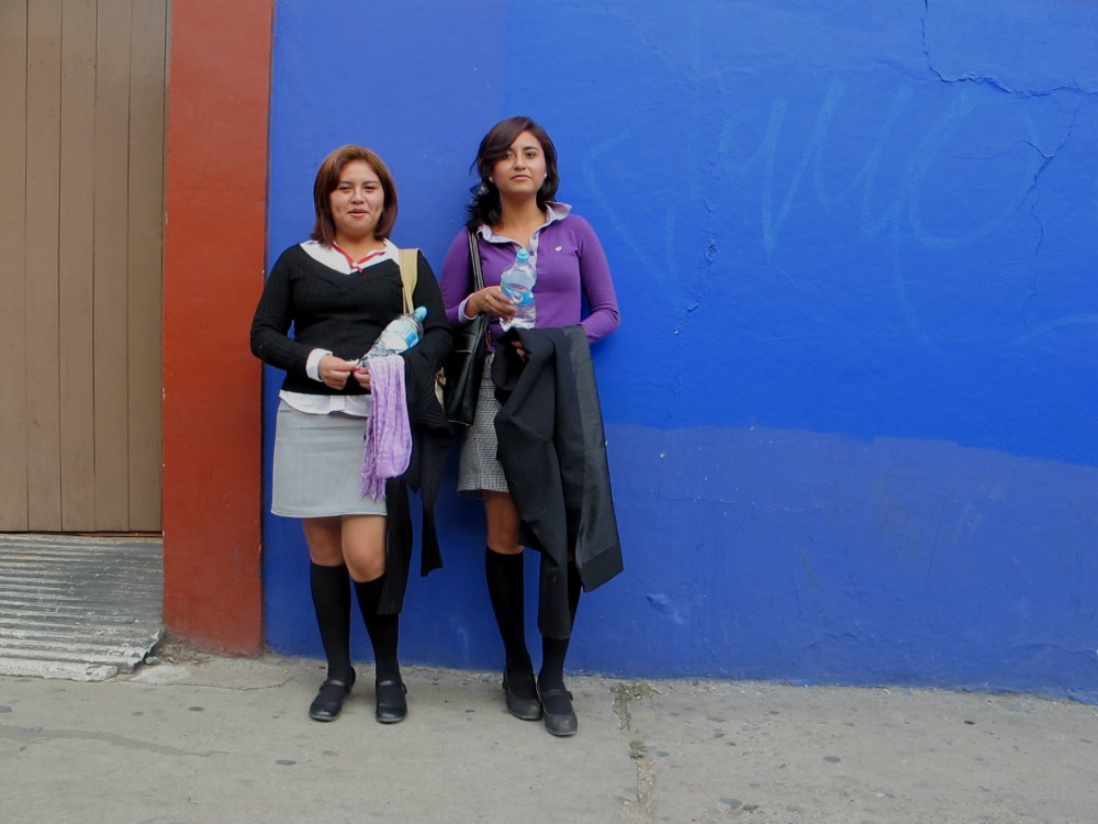 Art and Documentary Photography - Loading Ruby y Gema en una pared azul.egg