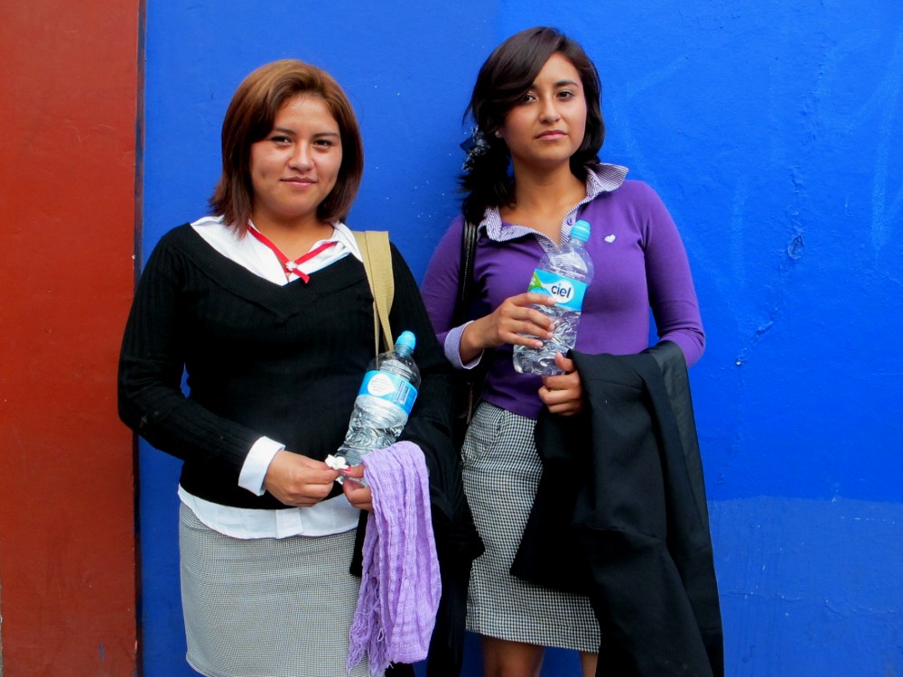 Art and Documentary Photography - Loading Gema y Ruby contra pared azul .egg