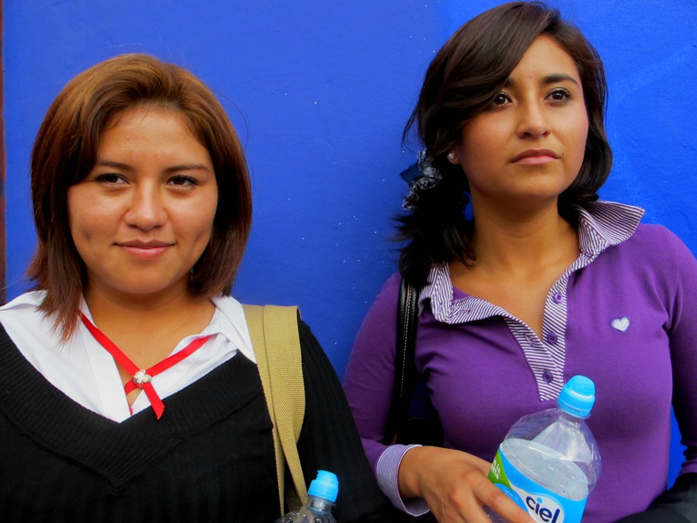 Art and Documentary Photography - Loading Gema y Ruby recargadas en pared azul..egg