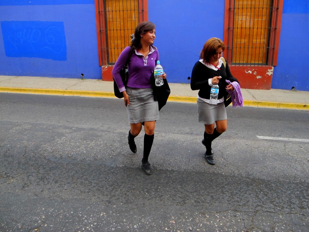 Art and Documentary Photography - Loading Ruby y Gema cruzan la calle.egg