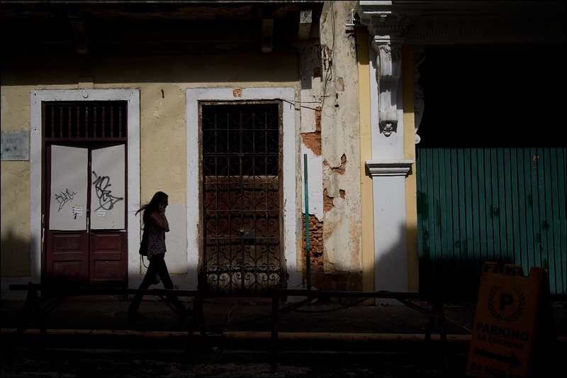 Art and Documentary Photography - Loading caminando-frente-a-fachadaW.jpg