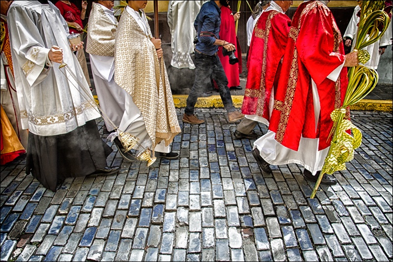 Art and Documentary Photography - Loading procesion-sin-cabezas-big-sky-dobleW.jpg