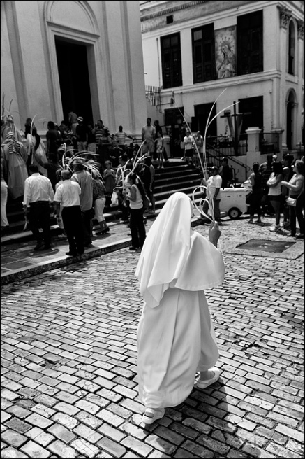 Art and Documentary Photography - Loading monja-con-ramoW.jpg