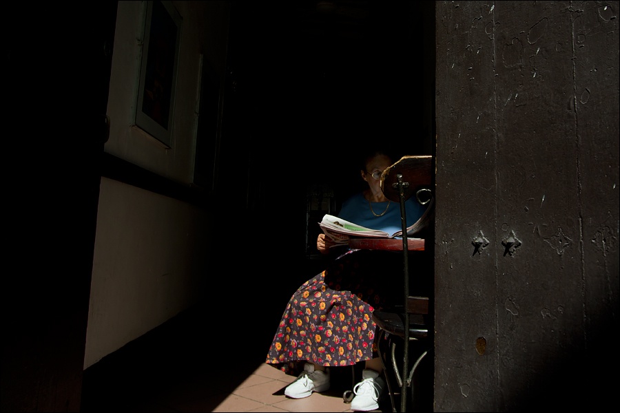 Art and Documentary Photography - Loading senora-leyendo-1Aw.jpg
