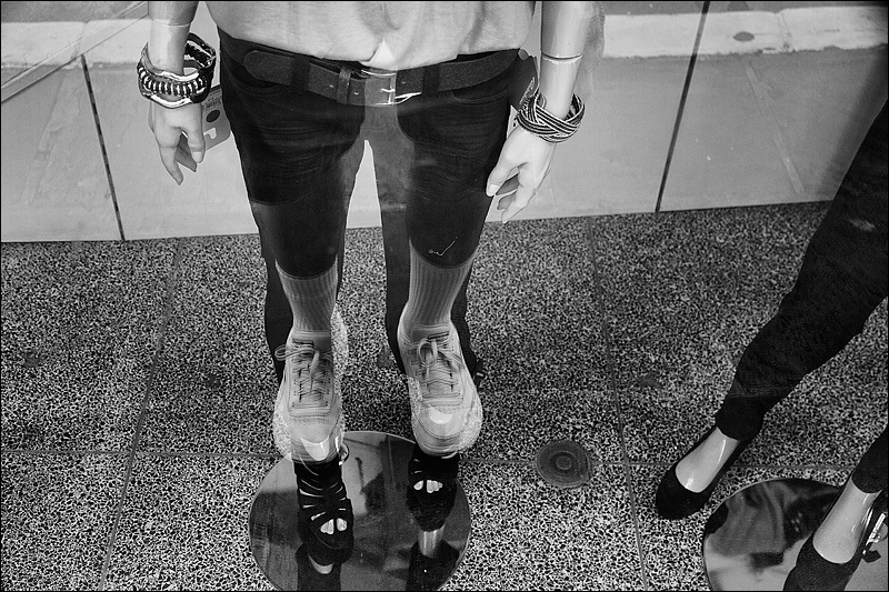 Art and Documentary Photography - Loading piernas-maniqui-BWw.jpg