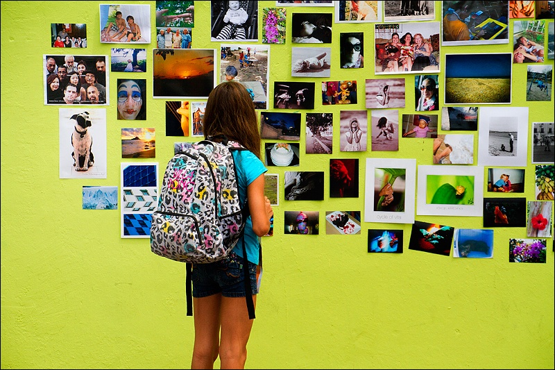 Art and Documentary Photography - Loading nina-mochila-fotos-en-pared-1BW.jpg