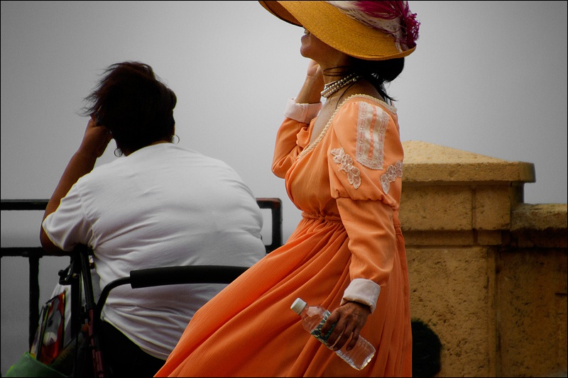 Art and Documentary Photography - Loading mujer-s-con-sombreroW.jpg