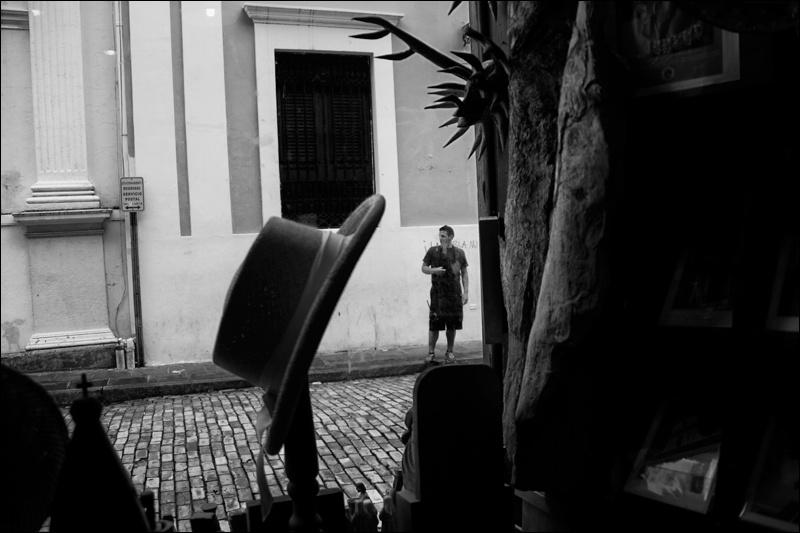 Art and Documentary Photography - Loading hombre-entre-sombrero-y-mascaras-BWw.jpg
