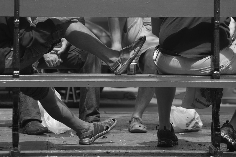 Art and Documentary Photography - Loading piernas-en-bancoBWw.jpg