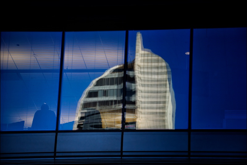 Art and Documentary Photography - Loading hombre-y-reflejo-edifico-2W.jpg