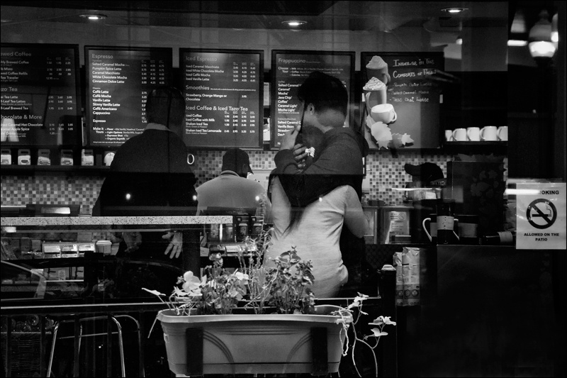 Art and Documentary Photography - Loading abrazo-en-starbucksW.jpg
