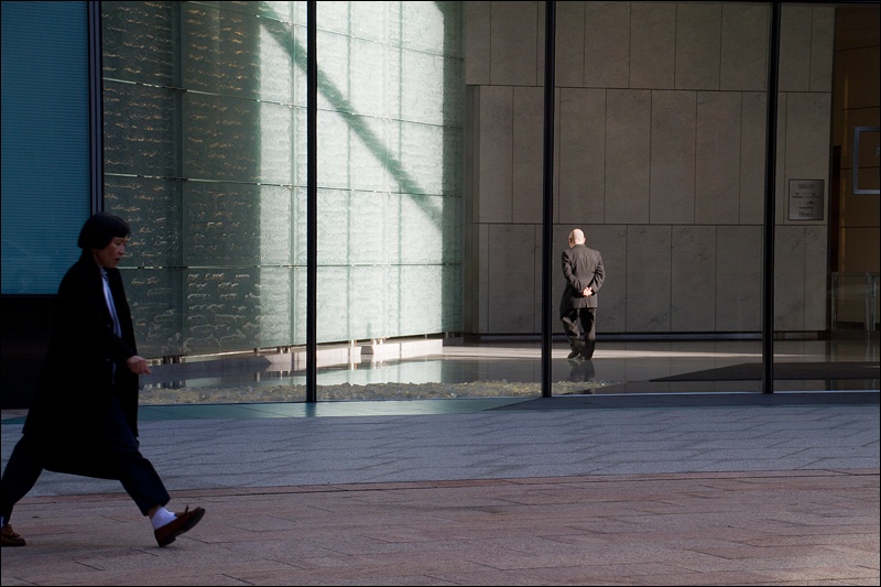 Art and Documentary Photography - Loading hombre-caminando-de-espaldas-lobbyW.jpg