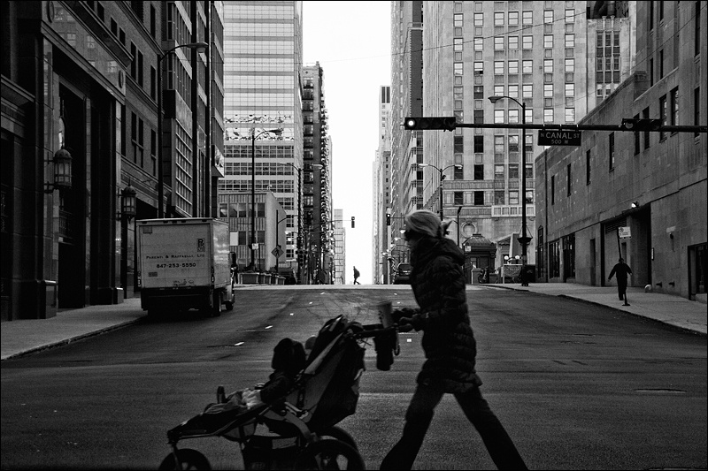 Art and Documentary Photography - Loading mujer-y-cocheW.jpg