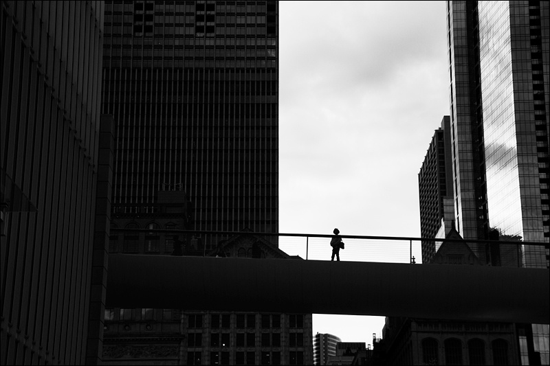 Art and Documentary Photography - Loading mujer-en-puenteW.jpg