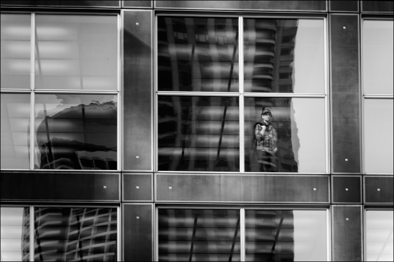 Art and Documentary Photography - Loading hombre-asomado-ventana-museoW.jpg