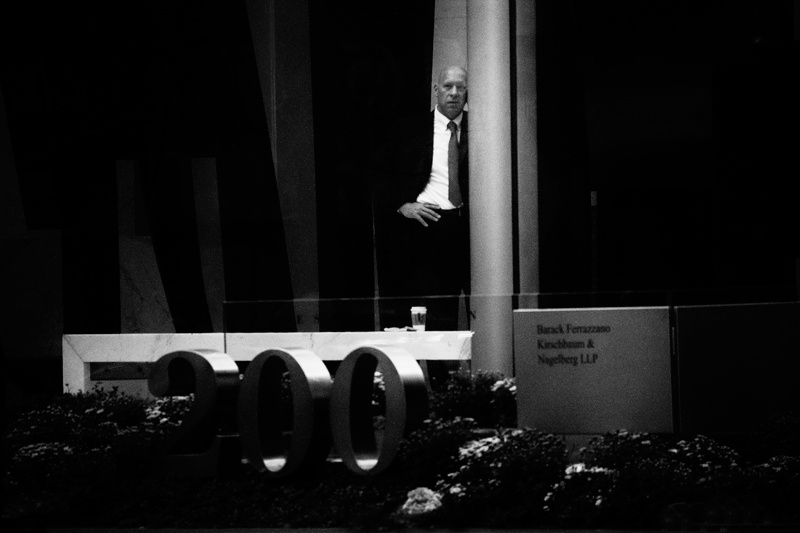 Art and Documentary Photography - Loading hombre-hablando-telefono-200-hc-BWw.jpg