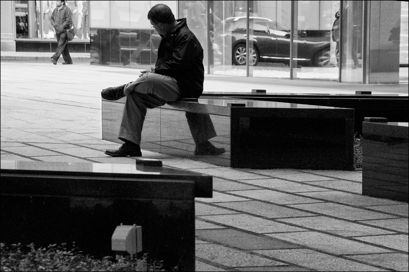 Art and Documentary Photography - Loading hombre-sentado-reflejo-piernaW.jpg