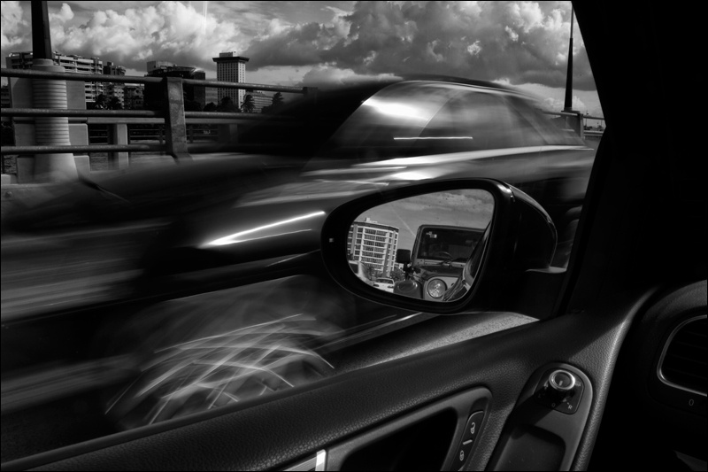 Art and Documentary Photography - Loading espejo-y-carro-BWw.jpg