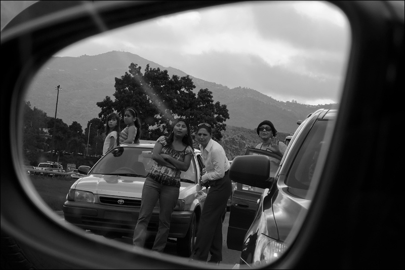 Art and Documentary Photography - Loading mujeres-mirando-espejo-BWw.jpg