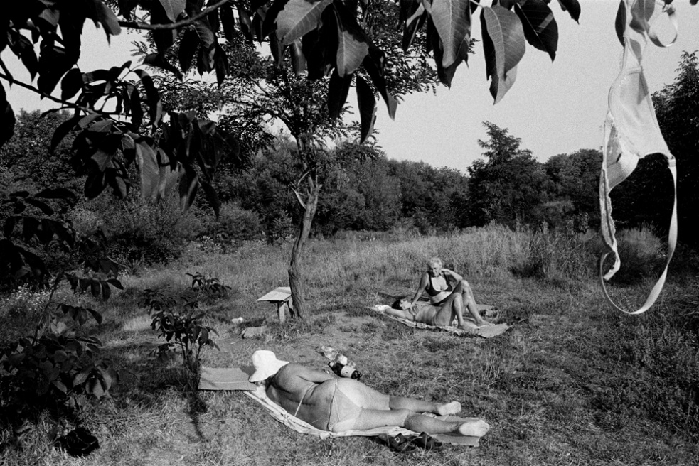 Art and Documentary Photography - Loading 026 Prolaz_Serbia,Belgrado 2001.jpg