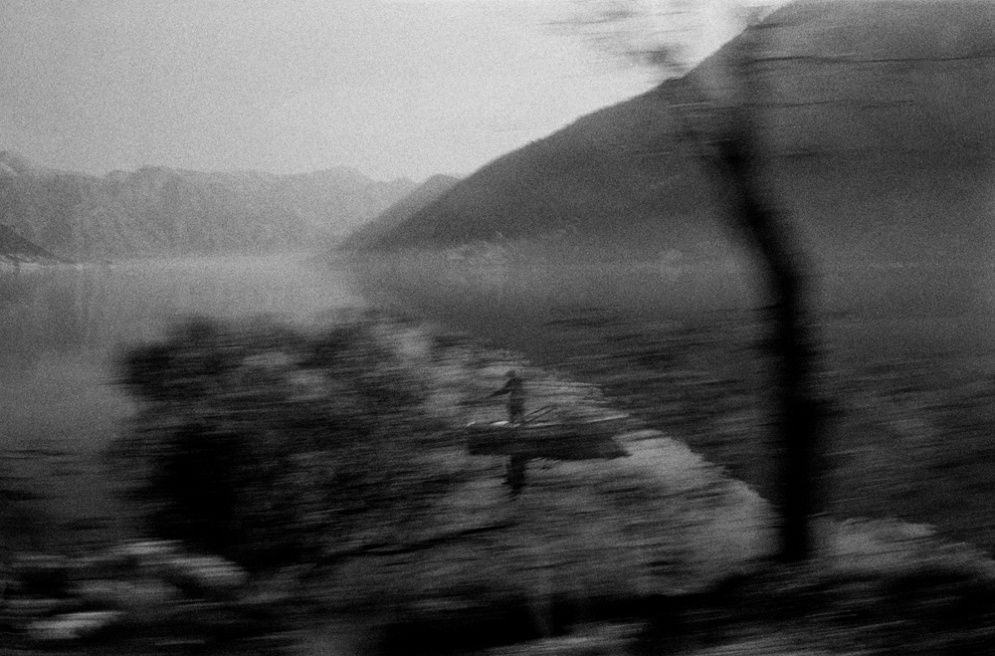 Art and Documentary Photography - Loading 036 Prolaz_Montenegro bay 2011.jpg